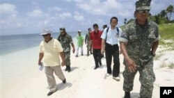 菲律賓國會議員日前與軍方官員登上有主權爭議的中業島(資料圖片)