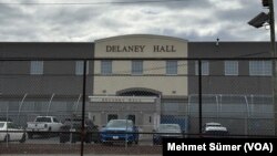 ABD Göçmenlik ve Gümrük Muhafaza Dairesi, yasadışı göçmenleri yakalama ve sınırdışı etme faaliyetleri kapsamında New Jersey eyaletinin Newark bölgesinde daha önce de gözetim merkezi olarak kullanılan bir tesisi Haziran sonunda yeniden faaliyete geçirmek üzere anlaşma yaptı. 