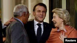 Elysee နန်းတော််တွင် ဆွေးနွေးပြီးနောက် တွေ့ရသည့် ပြင်သစ်သမ္မတ Emmanuel Macron (လယ်)၊ ဥရောပကောင်စီဥက္ကဋ္ဌ Antonio Costa (ဝဲ) နှင့် ဥရောပကော်မရှင်ဥက္ကဋ္ဌ Ursula von der Leyen (ယာ)။ (၁၇ ဖေဖော်ဝါရီ ၂၀၂၅) (Reuters)