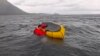 Pendayung kayak Adrian Simancas berpegangan pada kayaknya setelah sempat ditelan oleh paus bungkuk dan kemudian dimuntahkan kembali, Sabtu, 8 Februari 2024. (Foto: Dell Simancas via AP)