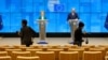 Fotografi se kreću kroz gotovo praznu salu za konferencije za štampu, dok predsednik Evropskog saveta Šarl Mišel (desno) i predsednica Evropske komisije Ursula fon der Lajen, govore posle video konferencije lidera zemalja G7, u zgradi Evropsog saveta, u Briselu, 16. marta 2020.