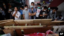 Demonstranti brane improvizovane barikade u četvrti Mong Kok u Hong Kongu 18. oktobra 2014.