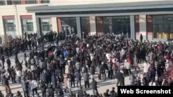 2025年1月6日，中國陝西蒲城參與示威的學生和民眾與警察發生衝突。 （網路視訊截圖）