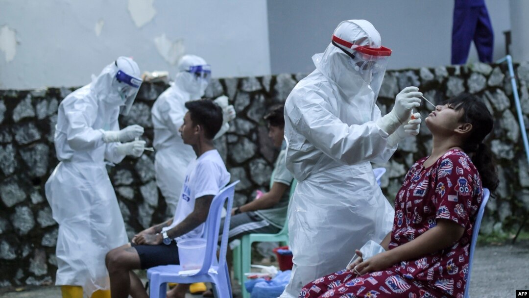 ရန်ကုန်မြို့ရှိ Quarantine စင်တာတခုမှာ ကိုဗစ်ရောဂါစစ်ဆေးပေးနေတဲ့ မြင်ကွင်း။ (အောက်တိုဘာ ၀၈၊ ၂၀၂၀)