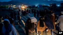 شماری از مهاجرین افغان که از پاکستان به طور اجباری اخراج شدهاند (تصویر از آرشیف صدای امریکا)