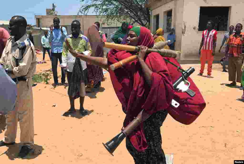 A Somali Armed Forces member carries her ammunition during fighting between the military and police backed by intelligence forces in the Dayniile district of Mogadishu, Sept. 16, 2017.