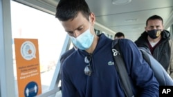 Petenis nomor satu dunia, Novak Djokovic saat tiba di bandara internasional Beograd, Serbia hari Senin (17/1). 