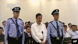 Imágen de Bo Xilai, centro, durante el juicio en su contra.