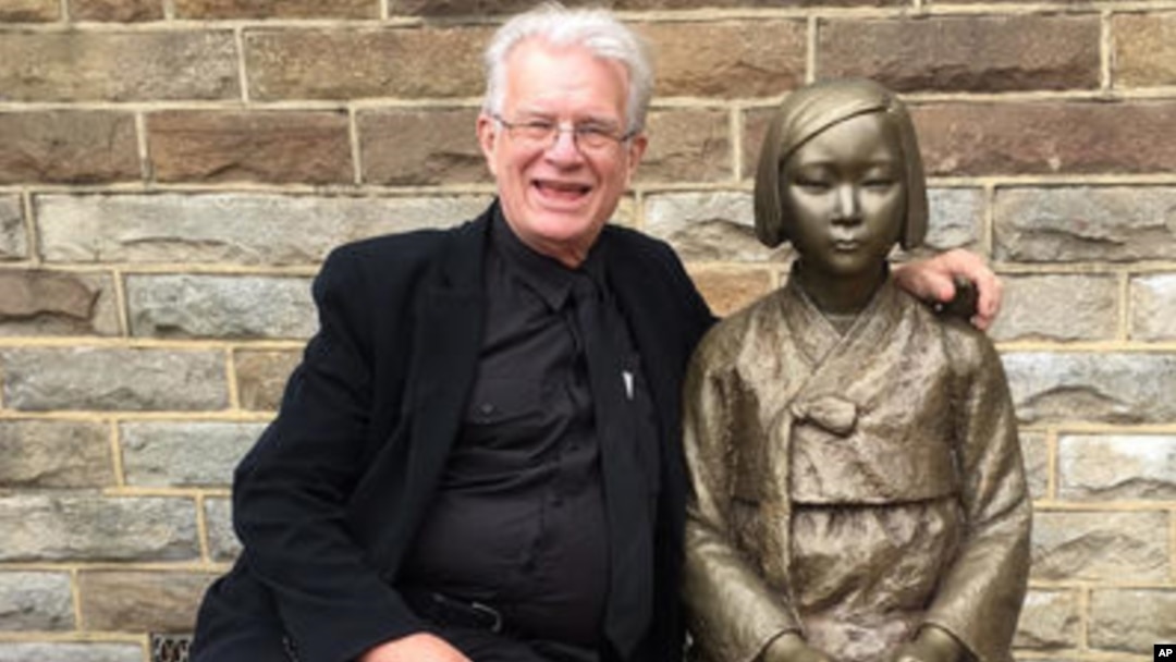 Uniting Church minister Bill Crews poses for a photo with a statue erected as a memorial to sex slaves of Japan's World War II army in Sydney, Australia, Aug 6. 2016. A Japanese-Australian community leader said Thursday he had filed a complaint of racial discrimination against the Sydney church that he alleged intimidated Japanese nationals by erecting a memorial to sex slaves of Japan's World War II army. 