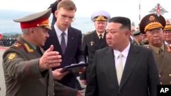 세르게이 쇼이구 러시아 국방장관이 9월 16일 블라디보스토크 인근 군 비행장을 찾은 김정은 위원장에게 전략 폭격기를 소개하고 있다.