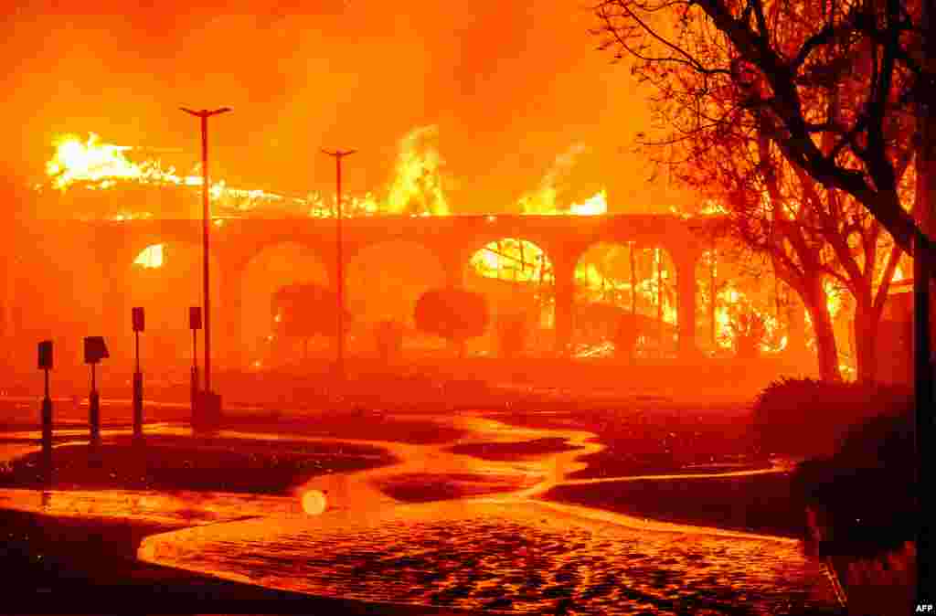 O Templo e Centro Judaico de Pasadena arde durante o incêndio de Eaton, em Pasadena, Califórnia, a 7 de janeiro de 2025.