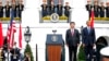 在白宫欢迎习近平的仪式上演奏两国国歌的时候，美国总统奥巴马和中国国家主席习近平立正聆听（2015年9月25日）