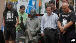 香港民主活動人士12號在劉曉波銅像揭幕儀式上默哀