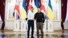 Ukrajinski predsednik Volodimir Zelenski rukuje se sa britanskim premijerom Rišijem Sunakom tokom susreta u Kijevu (Foto: Stefan Rousseau / POOL / AFP)