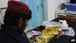 یک کودک که در نتیجه عملیات هوایی در هلمند زخمی شده، به بیمارستان منتقل شده است