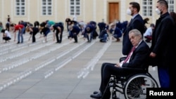 Češki predsednik posmatra komemoraciju umrlima od kovida 19 u Pragu