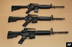 Arhiva - Jurišne puške AR-15 koje je predsgtavio kalifornijski Sekretarijat za pravosuđe u Sakramentu, Kalifornia, 15. avgusta 2012.