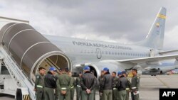 ภาพจากฝ่ายข่าวกองทัพอากาศโคลอมเบียแสดงให้เห็นเครื่องบินโบอิ้ง 737-700 ที่เตรียมออกเดินทางไปยังนครซานดิเอโก รัฐแคลิฟอร์เนีย เพื่อนำตัวพลเมืองของตนที่ถูกสหรัฐฯ ส่งตัวกลับ