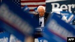 ARHIVA - Senator iz Vermonta Berni Sanders na jednom od mitinga tokom kampanje (Foto: AFP/Jeff Kowalsky)