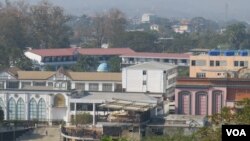 ထိုင်းအစိုးရက လျှပ်စစ်မီးပေးတာ ရပ်တန့်လိုက်ပြီးနောက် ထိုင်းနိုင်ငံနဲ့ နယ်စပ် မြဝတီခရိုင်ထဲက သောင်ရင်းမြစ်ဘေး တရုတ်ကုမ္ပဏီတွေ ဆောက်လုပ်နေတဲ့ အဆောက်အဦးသစ်များကို တွေ့ရစဉ် (ဖေဖော်ဝါရီ ၅၊ ၂၀၂၅)
