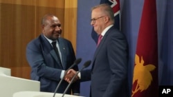 ဩစတြေးလျ ဝန်ကြီးချုပ် Anthony Albanese (ယာ) နဲ့ ပါပူဝါနယူးဂီနီ ဝန်ကြီးချုပ်သစ် James Marape တို့ကို သတင်းစာရှင်းလင်းပွဲတခုမှာအတူတွေ့ရစဉ် (ဒီဇင်ဘာ ၁၂၊ ၂၀၂၄)