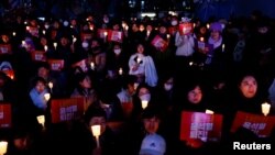 တောင်ကိုရီးယားသမ္မတ Yoon Suk Yeol နှုတ်ထွက်ဖို့ ဆိုးလ်မြို့တော်မှာ တောင်းဆိုဆန္ဒပြနေကြတဲ့ တောင်ကိုရီးယားပြည်သူများ (ဒီဇင်ဘာ ၄၊ ၂၀၂၄)