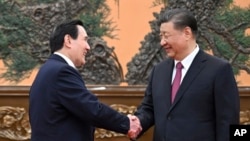 2024年4月10日中國國家主席習近平(右)在北京與台灣前總統馬英九會面時握手。