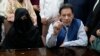 از راست به چپ، عمران خان،‌ صدراعظم پیشین پاکستان، و همسرش، بشرا بی‌بی