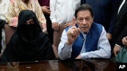 از راست به چپ، عمران خان، صدراعظم پیشین پاکستان، و همسرش، بشرا بیبی
