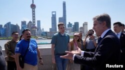 美国国务卿安东尼·布林肯（Antony Blinken）2024年4月25日在访问上海外滩时与游客交谈。（媒体联访照片）