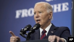 Predsednik Džo Bajden govori o ekonomskom priručniku svoje administracije i budućnosti američke ekonomije na Institutu Brukings u Vašingtonu, 10. decembra 2024. (Foto: AP/Susan Walsh)