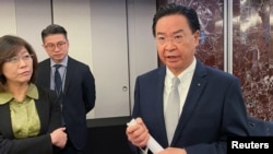 台灣外長吳釗燮2023年12月8日在台北與媒體交談。