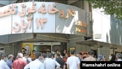 در مقابل داروخانه ها، بازار سیاه داروهای مقابله با کرونا ایجاد شده است. رسانه های ایران