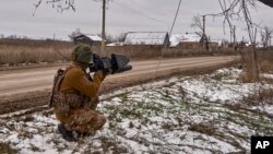 Arhiva - Ukrajinski vojnik drži pušku za borbu protiv dronova "Edelvajs", na poziciji nedaleko od Bahmuta, u regionu Donjecka, Ukrajina, 23. novembra 2023.