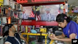 馬來西亞民眾觀看電視轉播總理納吉布宣布解散議會舉行大選