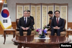 6일 한국을 방문한 토니 블링컨 미국 국무장관이 서울정부청사에서 최상목 한국 대통령 권한대행과 만나 회담 전 기념촬영을 했다.