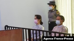 Arhiva - Svrgnuta premijerka Mjanmara Aung San Su Ći i predsednik Vin Mint tokom prvog pojavljivanja pred sudom u Najpidou, 24. maja 2021.