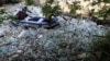 Spasilački tim policije Srbije se probija kroz plastični otpad u Južnoj Moravi u blizini Vranja, 10. maj 2013. (AP Photo/Darko Vojinovic)