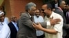 Waziri Mkuu wa Ethiopia Abiy Ahmed, kulia, akutana na ushirika wa vyama vya upinzani ili kutafuta suluhu ya mgogoro wa kisiasa unaoendelea Sudan katika ubalozi wa Ethiopia mjini Khartoum, Sudan, Juni 7, 2019.