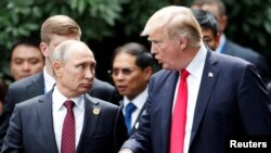 Arhiva - Predsednik SAD Donald Tramp i ruski predsednik Vladimir Putin tokom foto sesije na samitu APEC-a u Danangu, Vijetnam, 11. novembra 2017.