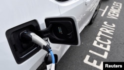 Arhiva - Električni automobil tokom punjenja, u Londonu, Velika Britanija, 19. oktobra 2021.