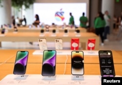 iPhone Apple terlihat di dalam toko ritel Apple pertama di India, sehari sebelum peluncurannya, di Mumbai. (Foto: Reuters)