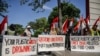 Para aktivis dari ECOTON dan mahasiswa di Jawa Timur berdemo di depan Konsulat Jenderal Australia di Surabaya, Selasa, 11 Juni 2024. (Foto: Juni Kriswanto/AFP)