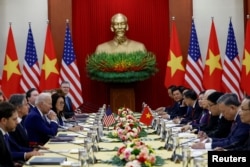 ปธน.โจ ไบเดน นำตัวแทนสหรัฐฯ ร่วมประชุมกับ เหงียน ฟู จ่อง เลขาธิการพรรคคอมมิวนิสต์และตัวแทนรัฐบาล ที่ที่ทำการใหญ่พรรคฯ ในกรุงฮานอย เมื่อวันที่ 10 ก.ย. 2023 (REUTERS)