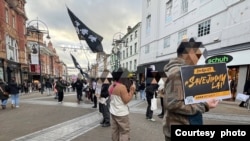 列斯手足連線在英國時間11月30日到列斯市中心Briggate大街進行默站抗議。（圖片來源：列斯手足連線 HongKongers in Leeds 臉書網頁）