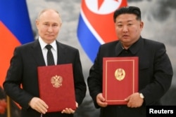 Presiden Rusia Vladimir Putin dan pemimpin Korea Utara Kim Jong Un pada upacara penandatanganan seusai pembicaraan bilateral di Pyongyang, Korea Utara, 19 Juni 2024. (Sputnik/Kristina Kormilitsyna/Kremlin via REUTERS)