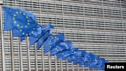 Zastave EU ispred sedišta Evropske komisije u Briselu (REUTERS/Yves Herman)
