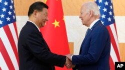 Ariva - Predsednik SAD Džo Bajden rukuje se sa kineskim predsedniko Ši Đinpingom, tokom sastanka na marginama samita G20 na Baliju, Indonezija, 14. novembra 2022.