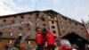 Pripadnici turske žandarmerije ispred hotela posle požara u skijalištu Kartalkava u Bolu, 21. januara 2025. (Foto: REUTERS/Murad Sezer)
