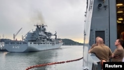 水手們觀看德國海軍補給艦法蘭克福號進入韓國仁川港口。（2024年9月6日）